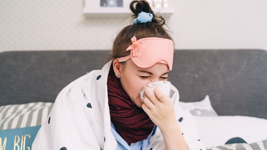 Ved influenza kan du føle dig træt og fryse meget og få ondt i halsen og i musklerne. Foto: Shutterstock